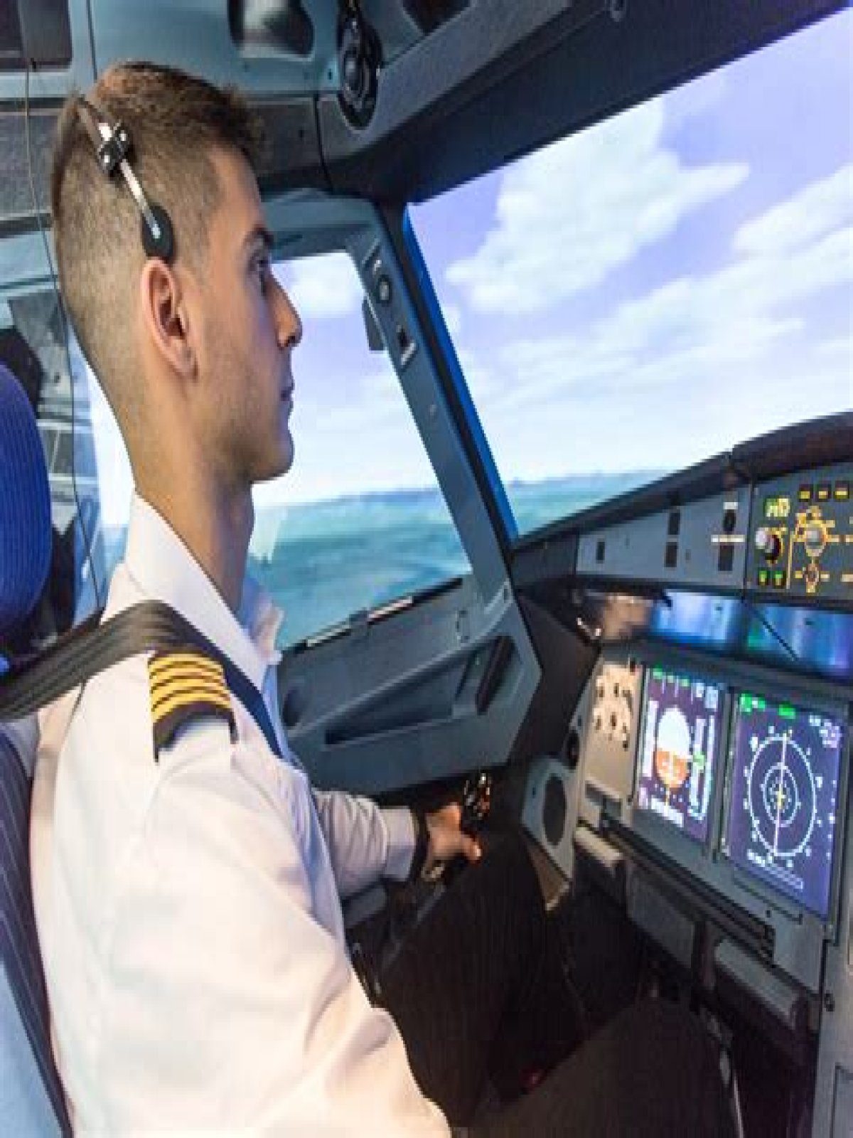 What is the difference between airline pilot and commercial pilot