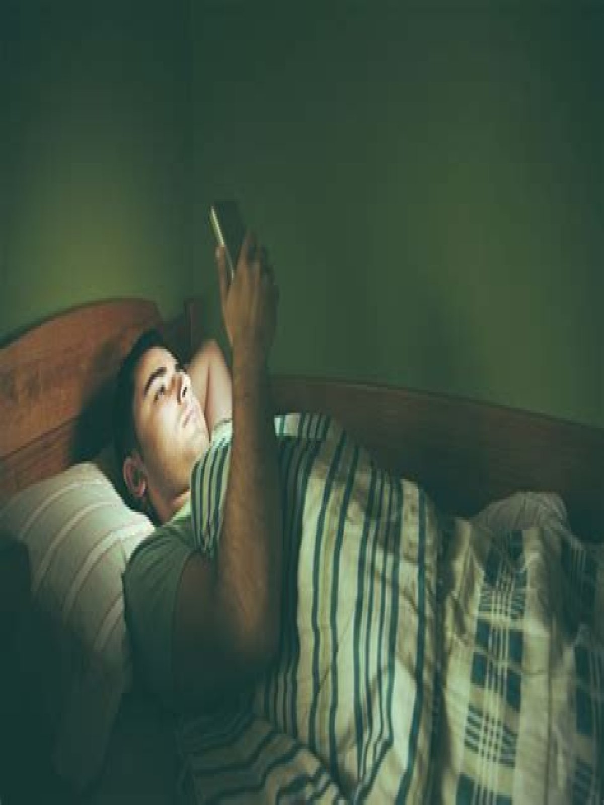 Why you should not sleep with your phone?
